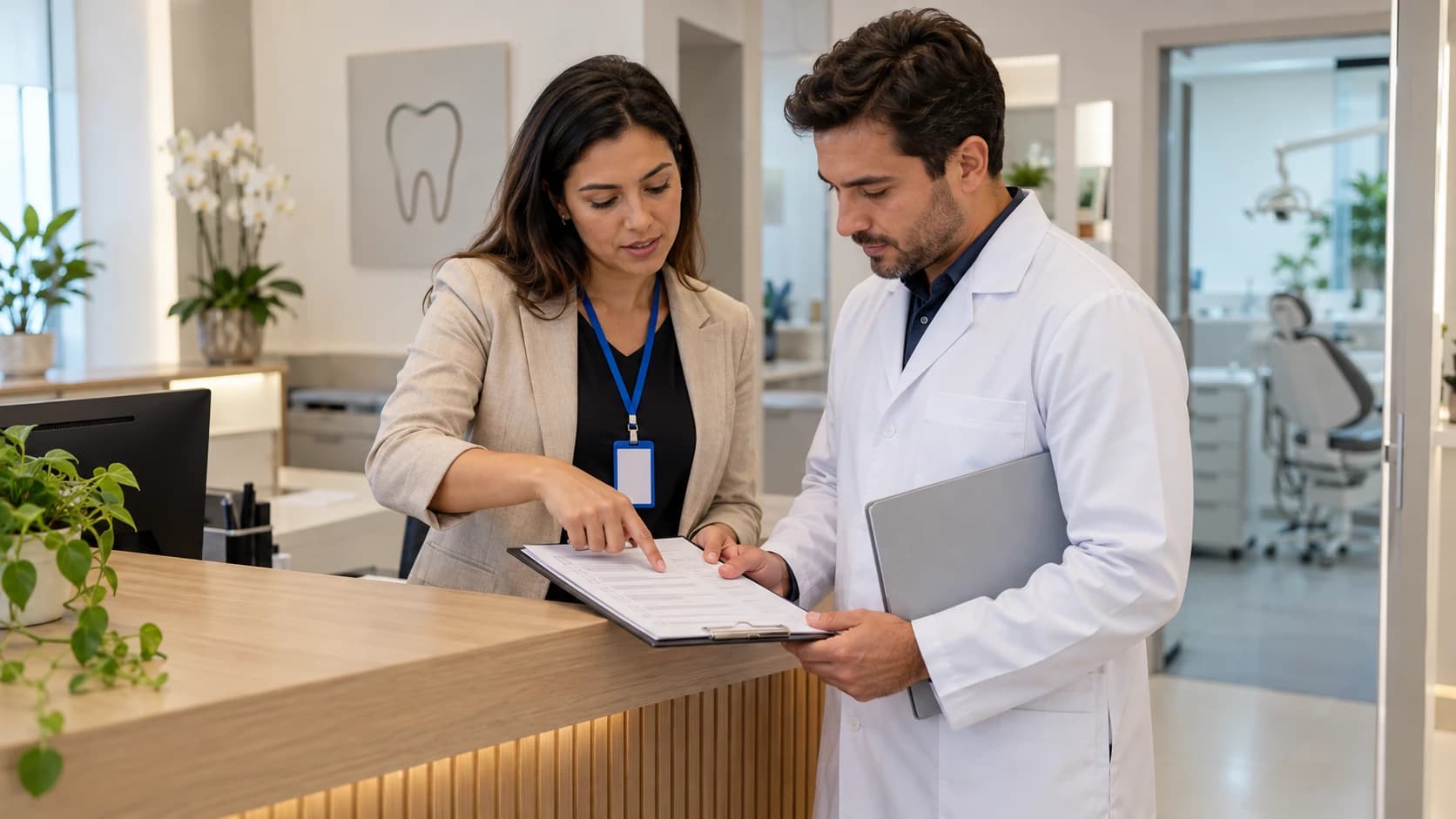Fiscal mostra um checklist ao responsável técnico de uma clínica odontológica na recepção.
