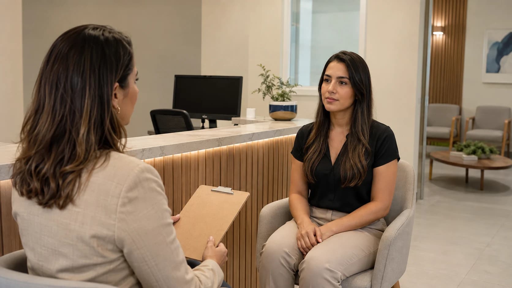 Gestora entrevista candidata a recepcionista em uma clínica odontológica sem pacientes.