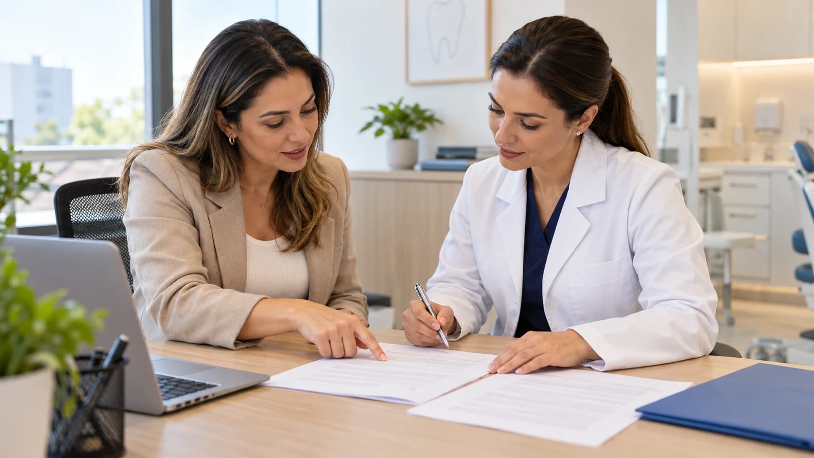 Gestora de clínica e dentista de jaleco leem juntas um contrato impresso sobre a mesa de uma sala administrativa.